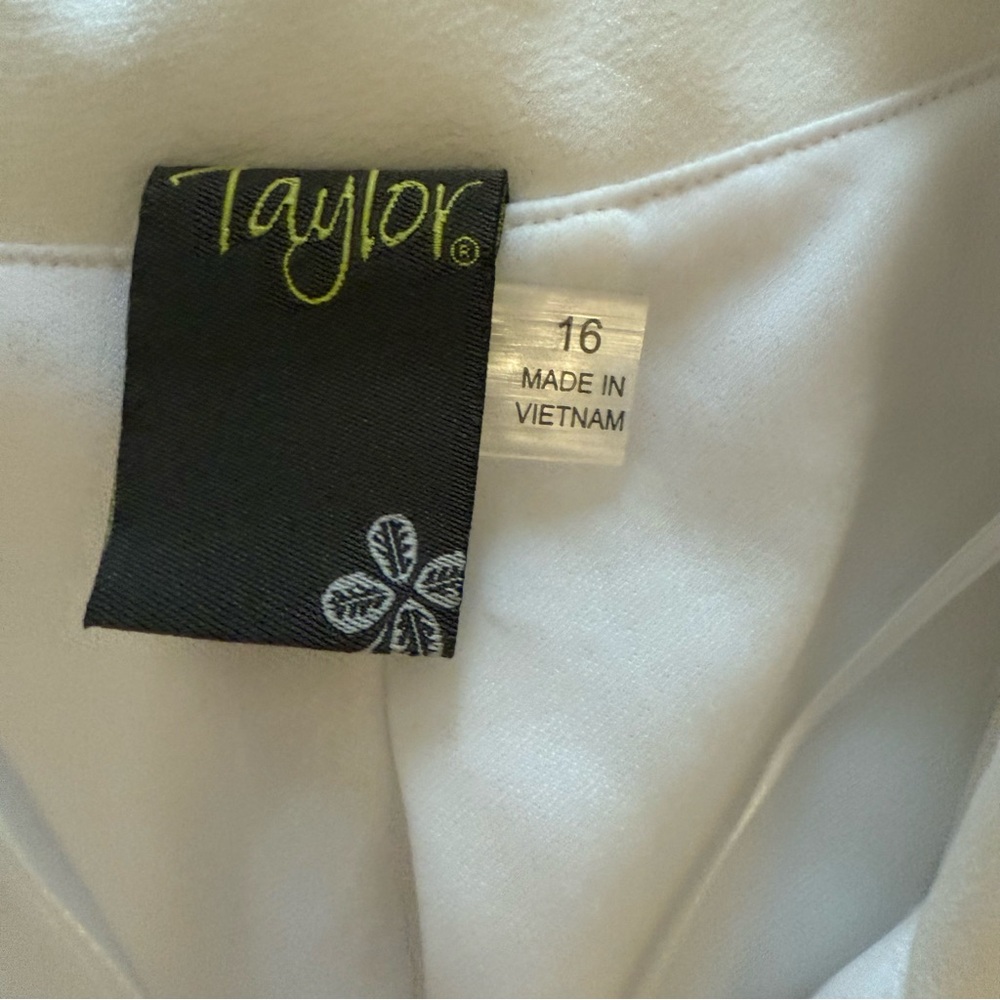 Elegant White Double-Breasted Dress - Picture 3 of 3